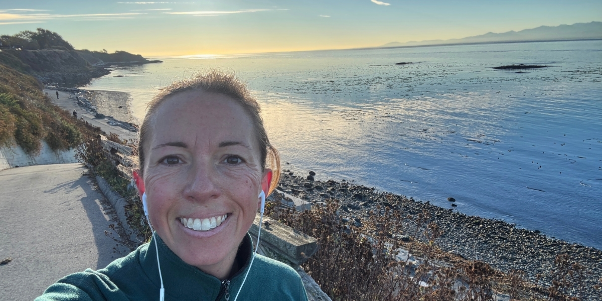 00Feature image_Sarah Shandl_credit Sarah Shandl | Sentier Transcanadien woman taking a selfie with seaview on a board walk