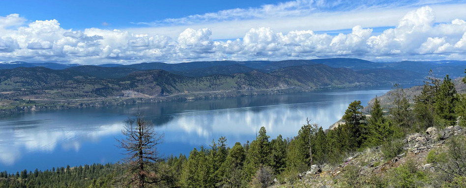 01Support image_KVR-Trail_Penticton_no credit required | Sentier Transcanadien overlooking trail of mountains and forest with lake center on sunny day