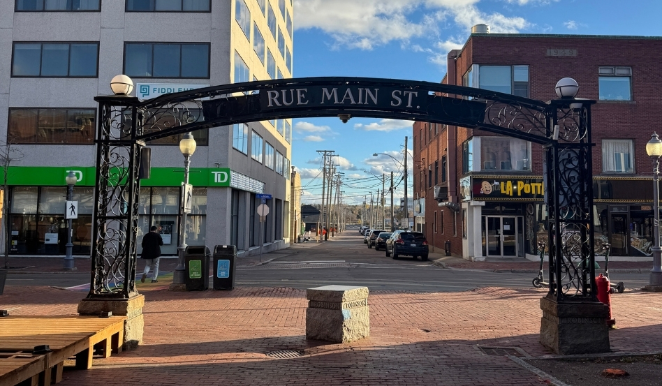 01Support image_Sarah Shandl_credit Sarah Shandl | Sentier Transcanadien signage of Rue Main St