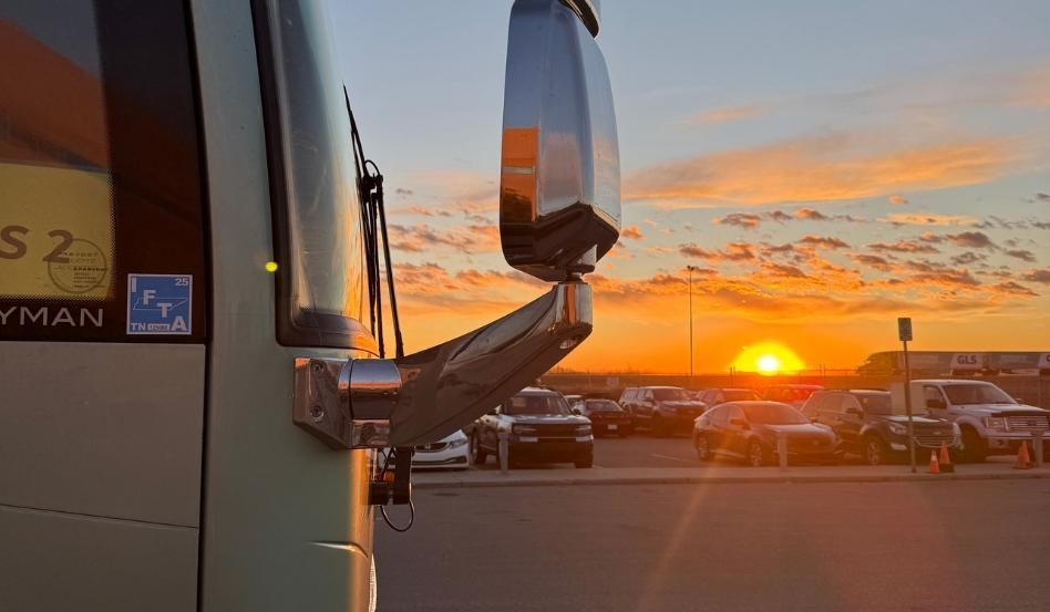 02Support image_Sarah Shandl_credit Sarah Shandl | Sentier Transcanadien tour van mirror at sunrise in parking lot