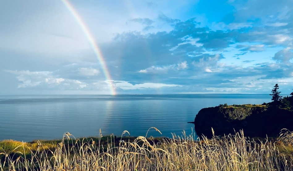 03Support image_NLITA_Port au Port_credit Barbara Young | Sentier Transcanadien rainbow over waterfront at dusk
