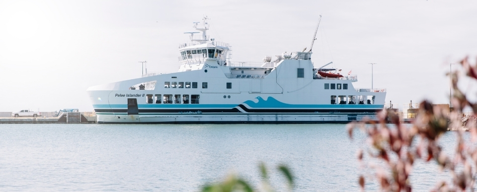 03Support image_ON_Pelee Island trail profile_ferry_credit Tourism Windsor Essex Pelee Island | Sentier Transcanadien boat waterfront on a cloudy day