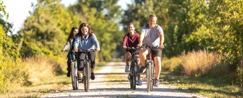 03Support image_ON_TWEPI article_Chrysler Canada Greenway_credit Tourism Windsor Essex Pelee Island | Sentier Transcanadien family cycling on path on a sunny warm day