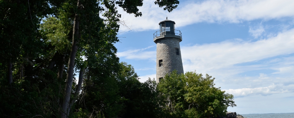 05Support image_ON_Pelee Island trail profile_credit Simon Wilson | Sentier Transcanadien lighthouse amongst trees